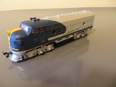 HO Life-Like Vintage Lighted Santa Fe Diesel Locomotive–A280