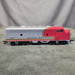 Bachmann 307 Santa Fe HO Gauge Engine Diesel Locomotive – Excellent