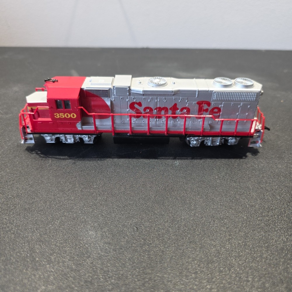 Santa Fe HO Diesel Locomotive #3500 Red/Silver DC Analog 2-Rail Untested