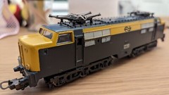 Old gen Dutch HO scale analog electric locomotive NS class 1220 Lima