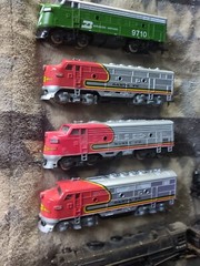 HO Model Railroad Train Lot Burlington Northern 9710 Engine 3x Santa FE Parts!!