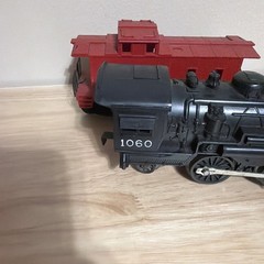 Vintage Lionel – O Gauge – 2-4-2 Locomotive #1060 – Plastic Body – Runs Caboose