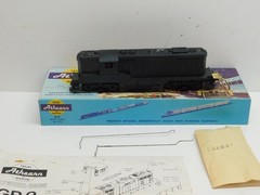 Athearn HO Blue Box Undecorated GP9 Diesel Locomotive – Powered Unit
