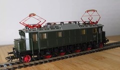 Roco 43876 HO gauge DB BR E17 electric locomotive in green livery