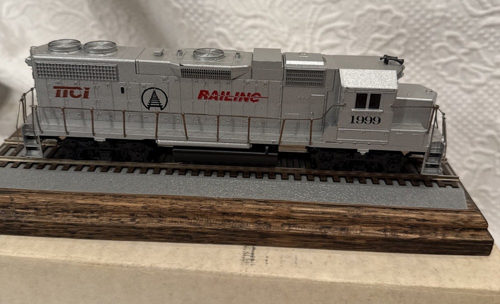 HO Scale 1999 KATO EMD, TTCI Railing, With Track Stand, Excellent