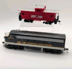Bachmann 4270 HO Gauge Model Railroad Norfolk Southern Locomotive Caboose 2 Cars
