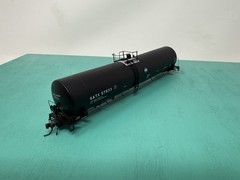 Atlas HO – 25,500 Gal tank car – Missing Trucks No Package – GATX