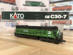 KATO N GE C30-7 Burlington Northern #5558 Analog DC Diesel Locomotive