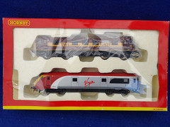 Hornby OO “Virgin Charter Relief Train Pack”: EWS Class 90 & VIRGIN DVT, # R2955
