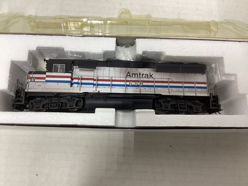 Atlas #9701 HO scale “Amtrak” GP-40 with DCC Rd.#658
