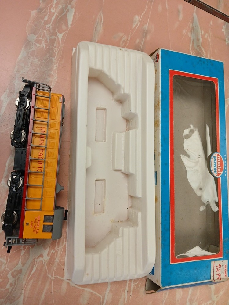 MODEL POWER ALCO 1000 HP YARD SWITCHER model, 6833 locomotive # 2452 READ NOS