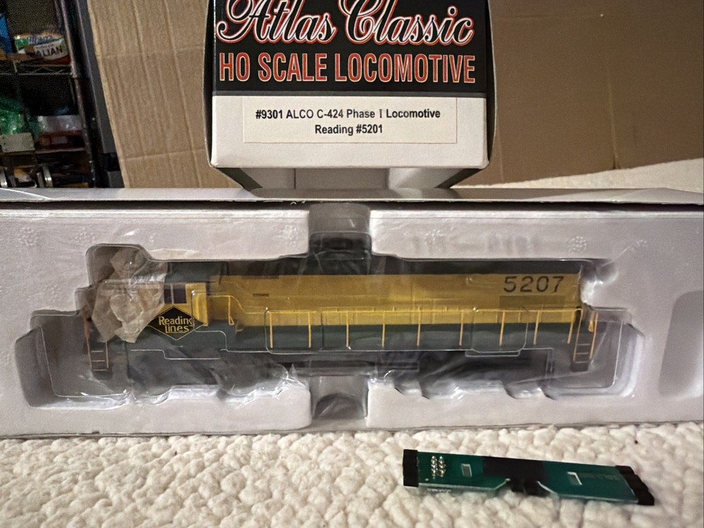 Ho Scale Atlas Classic 9301 Alco C-424 Reading Locomotive Phase I #5201 DCC
