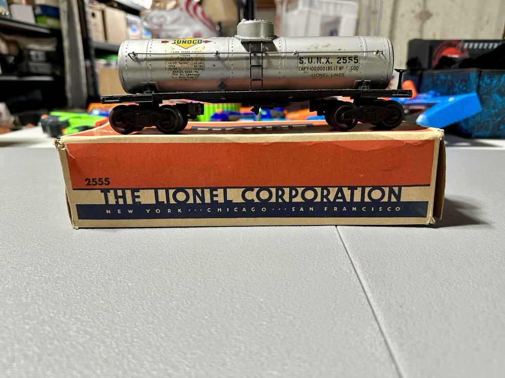 Lionel Trains – 2555 Single Dome Sunoco Tank Car with Original Box