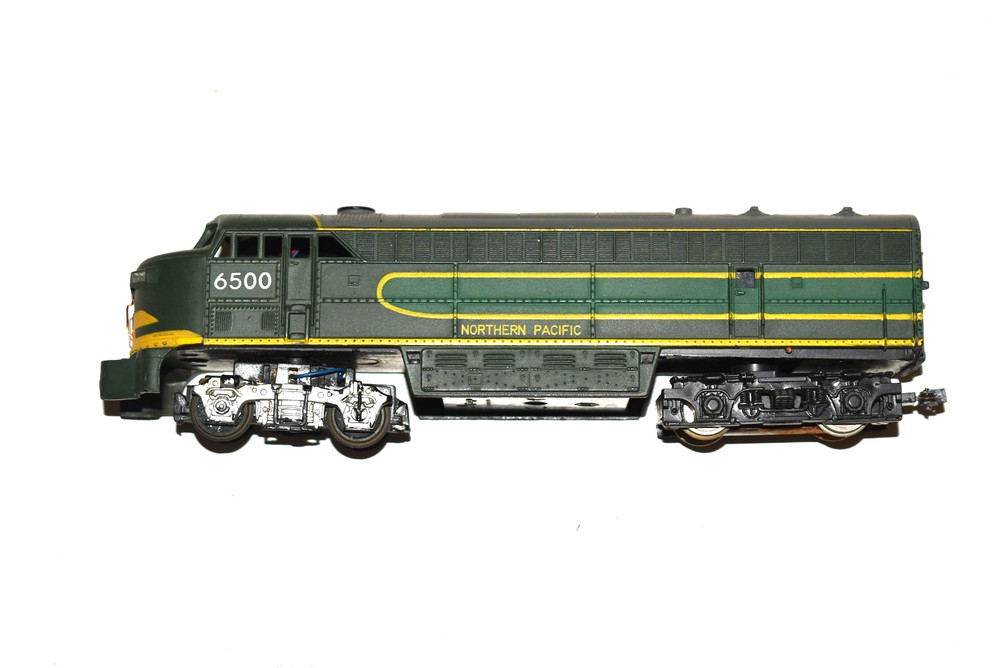 AHM Tempo HO Gauge NORTHERN PACIFIC 6500 Diesel Locomotive Does not run.