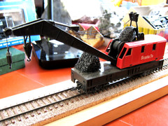 Nice MINT TYCO HO Scale Santa Fe Track Crane Car, 12 Wheels, 2 Hooks, 6 Cables