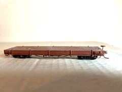 UNKNOWN #???? 2- Painted Unlettered 30′ Metal Truss-Rod Flat Cars H.O.n3 used